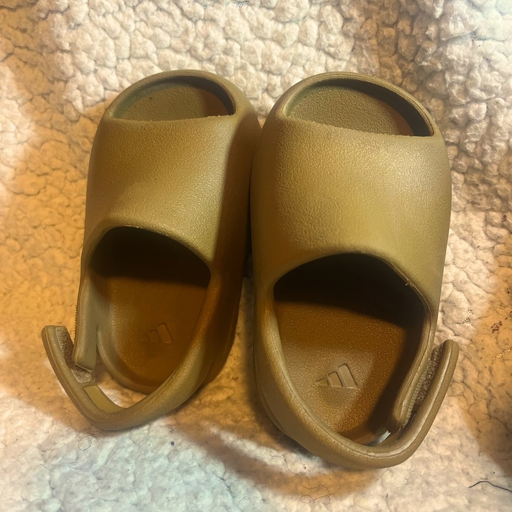 Pair of kid adidas Yeezy slides super comfortable size is 5k 9/10 condition